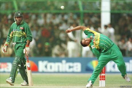 পল এডামস। লেখায় তার কথা নাই। তাও দিলাম, কেননা লেখক নিজেও পরে  চায়নাম্যান বোলিং করতেন। প্রাপ্তিসূত্র - http://news.bbc.co.uk/sport2/hi/cricket/9393914.stm