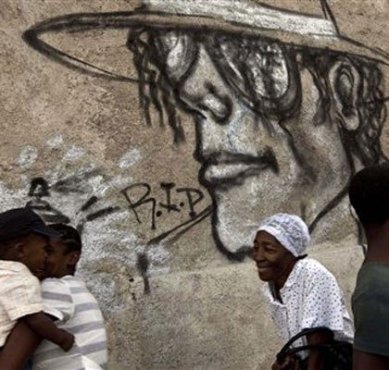 গ্রাফিত্তি ; প্রাপ্তিসূত্র - http://mjpopculture.blogspot.com/2010/12/did-anyone-else-wonder-where-this-was_17.html