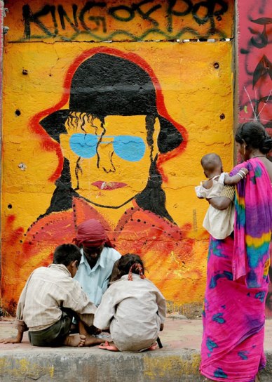 গ্রাফিত্তি ; প্রাপ্তিসূত্র - http://mjpopculture.blogspot.com/2010/12/did-anyone-else-wonder-where-this-was_17.html